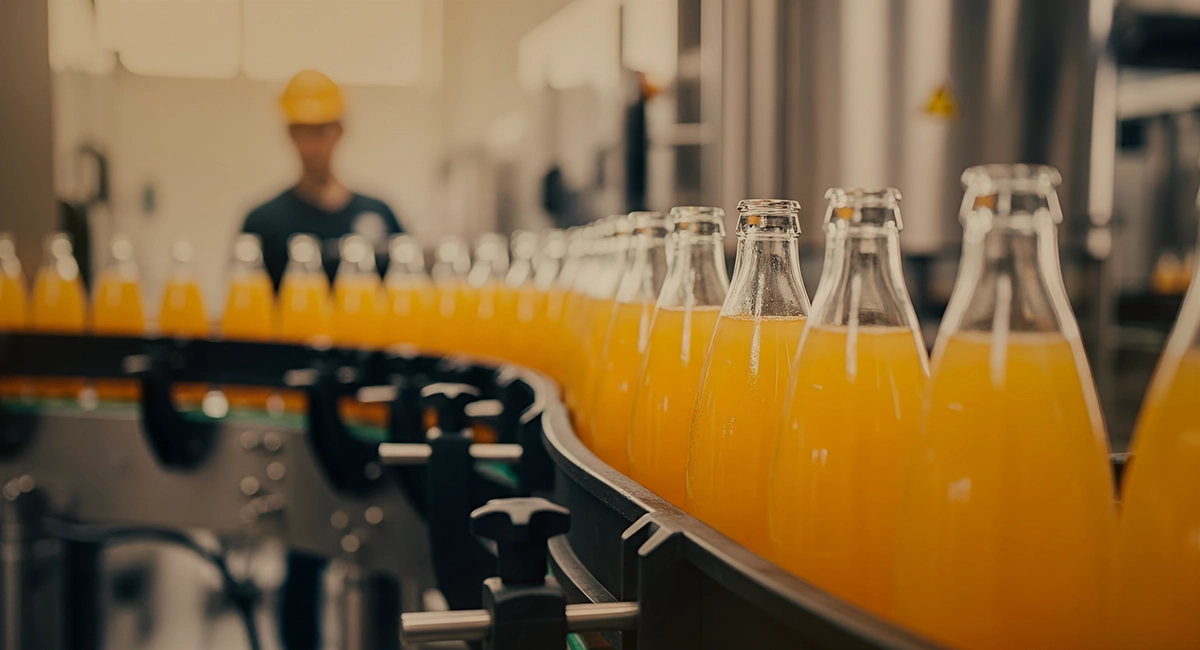 Kontrola jakości w przemyśle spożywczym na linii produkcyjnej napojów w szklanych butelkach