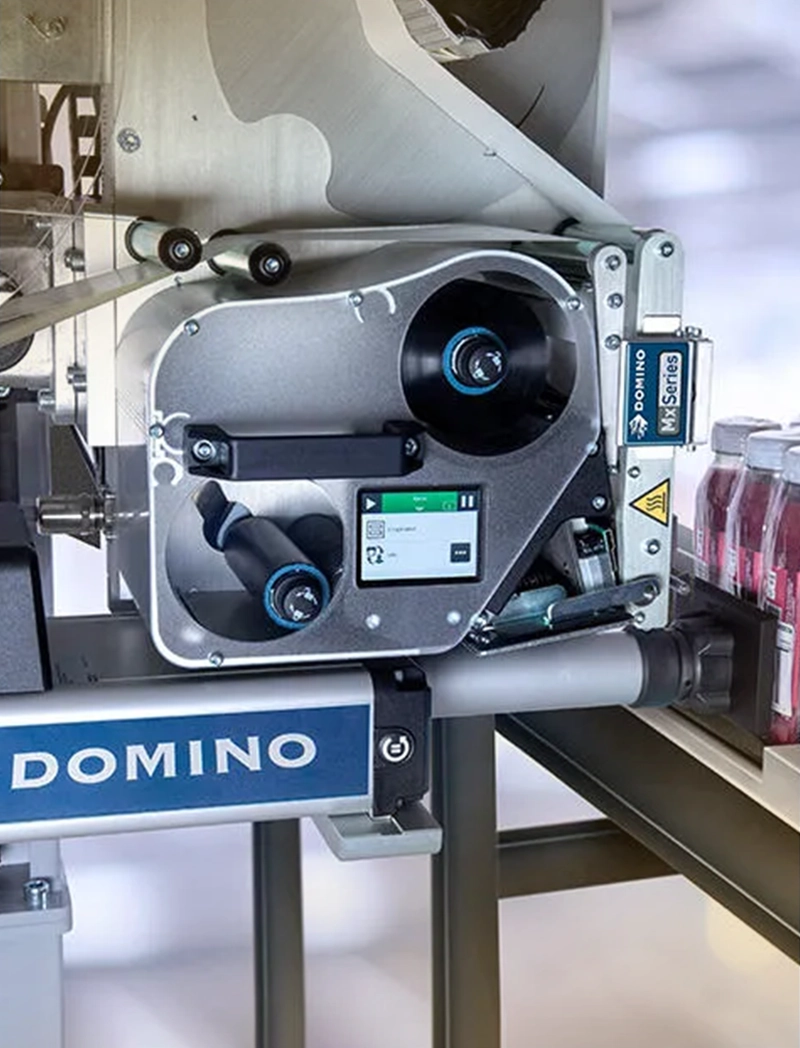 Przemysłowy system Print & Apply Domino Mx-Series na linii produkcyjnej.